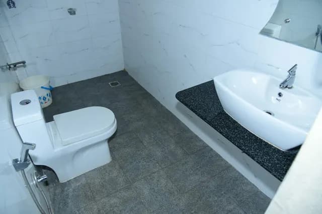 Tiled bathroom with a washbasin and mirror